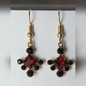 ♥️Stone Goldtone Hook drop star burst dangle earrings garnet color geometric